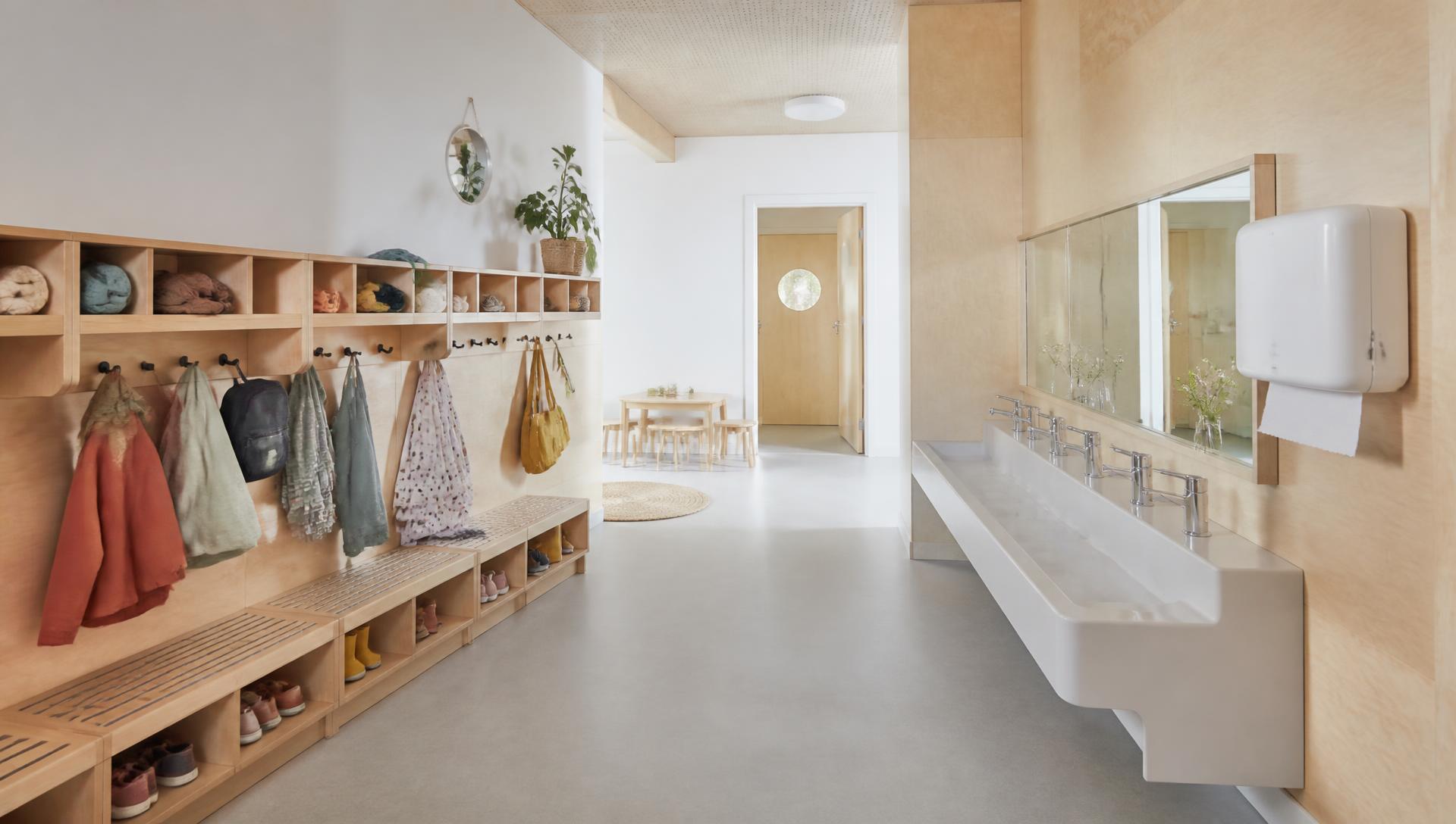 Garderobe og vaskerenne i en barnehage